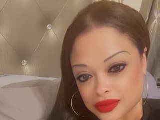 WebCAM of WomaninThemiddle